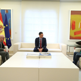 El presidente del Gobierno, Pedro Sánchez (c), con los secretarios generales de UGT, Pepe Álvarez (d), y de CCOO, Unai Sordo (i), en el Palacio de la Moncloa, el pasado junio.