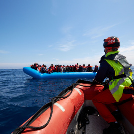 Un bote de rescate de la organización benéfica alemana Sea-Eye se acerca a los migrantes en el mar Mediterráneo./ REUTERS