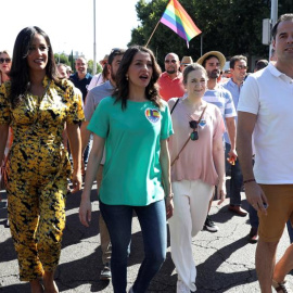 La portavoz de Ciudadanos, Inés Arrimadas, junto al líder de Cs en la Comunidad de Madrid, Ignacio Aguado, y la vicealcaldesa de Madrid, Begoña Villacís, participan en la manifestación del Orgullo 2019 (Jj Guillén / EFE)