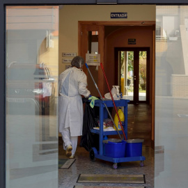 Un profesional realiza su tarea en la residencia Fiella de Tremp (Lleida).