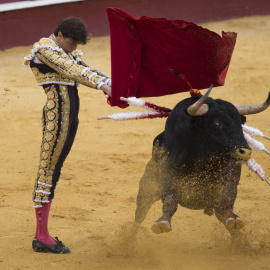 Un torero realiza un pase con muleta durante una corrida de toros en la plaza de toros de la Malagueta de Málaga el 21 de agosto de 2021.