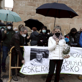 La madre (2-d)del periodista David Beriain Amatriain, asesinado en Burkina Faso junto a Roberto Fraile, guarda un minuto de silencio durante la concentración que en su memoria han realizado esta noche en su localidad natal. El Ayuntamiento de Artajona ha