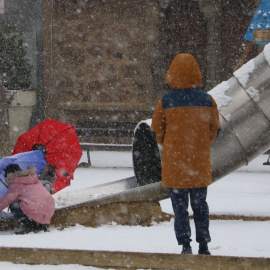 Un grup de nens jugant amb la neu