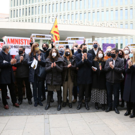 Els síndics electorals designats per a l'1-O acompanyats del president del Parlament, Roger Torrent, membres del Govern, diputats del Parlament i dels partits independentistes.