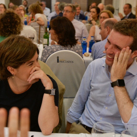 Los dos candidatos a presidir el PP, Soraya Sáenz de Santamaría y Pablo Casado, charlan en la cena del Grupo Parlamentario Popular.