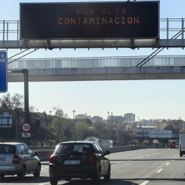 Vehículos en Madrid durante las restricciones al tráfico por contaminación. / EFE