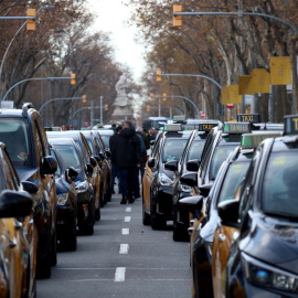 25/01/2023 - Centenars de taxistes aturats a la Gran Via de Barcelona en la vaga del sector contra les VTC d'aquest dimecres.