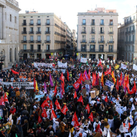 25/01/2023 - La plaça Sant Jaume de Barcelona plena de sanitaris i docents que es manifesten aquest dimecres.