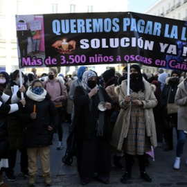 Vecinas de Cañada Real con pancartas reivindicativas durante una manifestación en la Puerta ante la sede del Gobierno regional, para reclamar solución para los cortes de suministro eléctrico que sufren, en Madrid