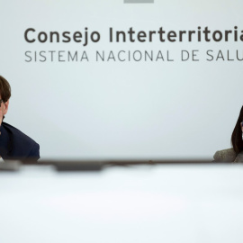 El ministro de Sanidad, Salvador Illa (i) y la ministra de Política Territorial, Carolina Darias (d) se reúnen con los presidentes de las comunidades autónomas vía telemática durante el Consejo Interterritorial de Salud celebrado en Madrid este lunes