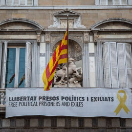 Fotografía de archivo del 20 de marzo de 2019 de la pancarta en la fachada de la Generalitat pidiendo la libertad de los 'presos políticos y exiliados'.