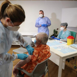 Una interna de la Residencia Mixta de Gijón antes de recibir hoy domingo la primera vacuna contra el covid-19 desarrollada por la compañía Pfizer.