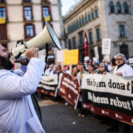 Un facultatiu crida proclames en la manifestació convocada per Metges de Catalunya a la plaça Sant Jaume.