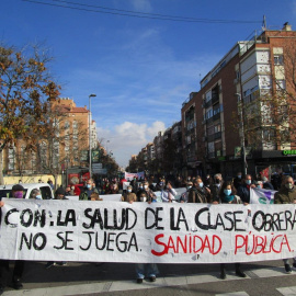 Imagen de una de las manifestaciones que realizan los vecinos del barrio madrileño de Carabanchel para pedir más inversión para la sanidad pública.