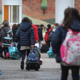 10/01/2022-Varios niños a su llegada al primer día de clase presencial tras la Navidad, en el Colegio Privado Alameda de Osuna, a 10 de enero de 2022, en Madrid, (España).