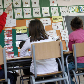 Un niño pide permiso para hablar durante una clase en un colegio. (Efe)