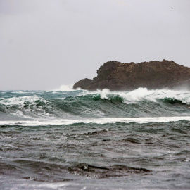 26/12/2020. Las olas rompen contra la costa en la Cala de Es Murtar, en el litoral norte de la isla de Menorca, este sábado. -EFE