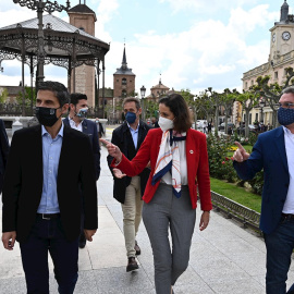 La ministra de Industria, Comercio y Turismo, Reyes Maroto (2d), visita al sector de la hostelería y el turismo en Alcalá de Henares, este martes 27 de abril de 2021.