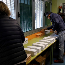 Ciudadanos eligiendo su voto en el CEIP Ortega y Gasset de Madrid. / EFE