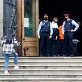 Un dels acusats en el judici per la violació múltiple a una noia a Sabadell accedint a l'Audiència de Barcelona el 6/04/2021 acompanyat de la seva parella.