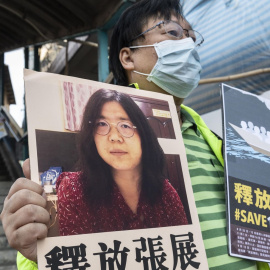 Un activista sostiene una imagen de Zhang Zhan, este lunes, en Hong Kong.