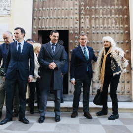 El presidente del Partido Popular, Alberto Núñez Feijóo (2d) junto al presidente de la Junta de Andalucía, Juntama Moreno (3d) el candidato a la alcaldía de Cádiz Bruno García (4d) y la ex alcaldesa de Cádiz, Teofila Martínez (1d) a la salida del