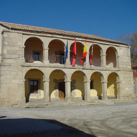 Fachada principal del Ayuntamiento de Bustarviejo (Madrid)