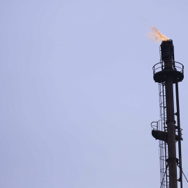 Detalle de una de las chimenea de la Refinería Cepsa de San Roque. E.P./Joaquin Corchero