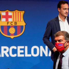 El president del Barça, Joan Laporta, en primer pla, amb el director general, Ferran Reverter, al fons, en la presentació dels resultats de la 'due dillegence'.