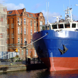 Barco atracado en la ciudad polaca de Gdansk.