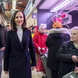 La secretaria general de Podemos y ministra de Derechos Sociales y Agenda 2030, Ione Belarra (c), y el candidato de Podemos a la Alcaldía de Madrid, Roberto Sotomayor (1i), a su llegada a las instalaciones del Mercado municipal de Puente de Vallecas, a 2