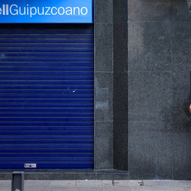 Un cliente opera en un cajero automático de una oficina del  Banco Sabadell en Guernica. REUTERS/Vincent West