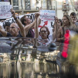 Veïns de Barcelona es concentren contra la convocatòria xenòfoba al lloc de l'atemptat. FOTO: Raül Clemente