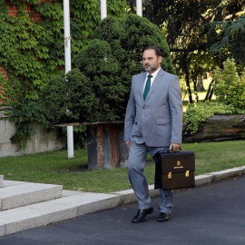 06/07/2018.- El ministro de Fomento José Luis Ábalos, a su llegada al Palacio de la Moncloa, donde hoy el jefe del Gobierno, Pedro Sánchez, presidirá la foto oficial de su Ejecutivo tras el relevo de Máxim Huerta por José Guirao al frente de Ministe