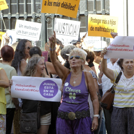 Plataformas en apoyo a Juana Rivas protestan esta mañana frente al Ministerio de Justicia en Madrid, y en otras ciudades del país, para asegurar la protección de sus hijos. EFE/Darwin Carrión