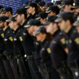 El ministro del Interior, Jorge Fernández Díaz, con agentes de la Policía Nacional/EFE