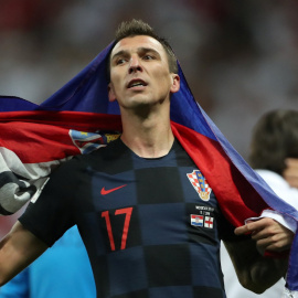 El davanter centre de la selecció de Croàcia, Mario Mandžukić, celebrant la victòria contra Anglaterra en la semifinal d'aquest dimecres a l'estadi Lujnikí de Moscou. Totes dues seleccions porten equipació de Nike. REUTERS/Carl Recine.