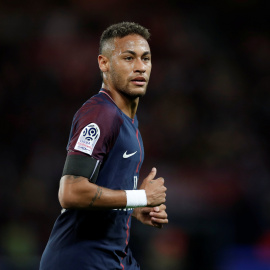 El futbolista brasileño Neymar, con su actual equipo, el Paris St Germain, en el partido contra elToulouse de la liga francesa.  REUTERS/Benoit Tessier