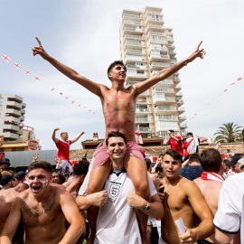 Jóvenes ingleses viendo un partido de Inglaterra en el Mundial en pantallas gigantes en Magaluf. /EFE