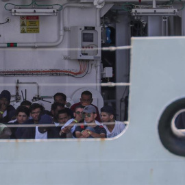 La patrullera "Diciotti" de la Guardia Costera italiana transporta a 67 inmigrantes rescatados frente a las costas de Libia al puerto de Trápani (Italia).- EFE/ Igor Petyx