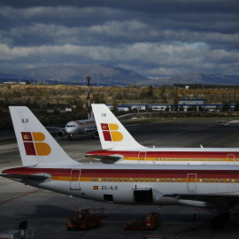 Aviones de Iberia estacionados en el aeropuerto barcelonés de El Prat. REUTERS / Susana Vera