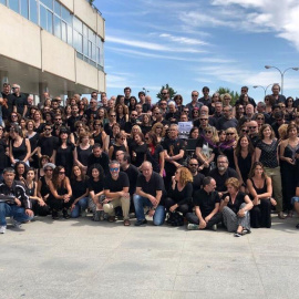 Los trabajadores de RTVE en una de sus concentraciones en Prado del Rey, vestidos de negro.