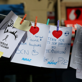 Mensajes colocados en el memorial en Las Ramblas de Barcelona en recuerdo y homenaje de las víctimas de los atentados en Catalunya. REUTERS/Albert Gea