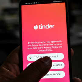 Sexo y mentiras en Tinder, la aplicación que invita a echarse el pisto.- AFP