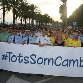 Les forces de seguretat van encapçalar la manifestació de Cambrils. EFE/Jaume Sellart