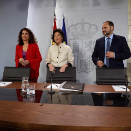 La portavoz del Gobierno ministra de Educación y Formación Profesional, Isabel Celaá (c), acompañada por la ministra de Hacienda, María Jesús Montero, y el titular de Fomento, José Luis Ábalos. /EFE