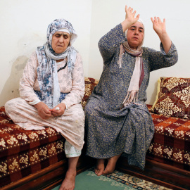 Chrifa Hychami (i.), abuela de Mohammed y Omar Hychami, y  Fatima Abouyaaqoub (d.), tía de Younes y El Houssaine Abouyaaqoub, en su casa familiar de la localidad marroquí de Mrirt. REUTERS/Youssef Boudlal