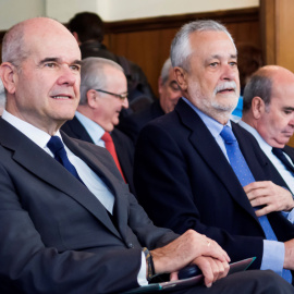 El expresidente del Gobierno andaluz socialista, Antonio Griñán, junto al también expresidente durante 19 años, Manuel Chaves. EFE