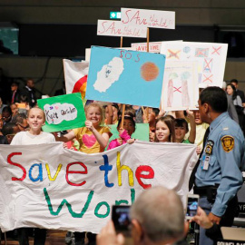 Varios niños muestran pancartas durante la inauguración de la Conferencia sobre el Cambio Climático de la ONU COP23 en Bonn (Alemania) .EFE