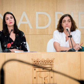 La portavoz del Ayuntamiento de Madrid, Rita Maestre (i), junto a la delegada de Políticas de Género y Diversidad, Celia Mayer (d), durante la rueda de prensa que han ofrecido tras la reunión de la Junta de Gobierno. EFE/Luca Piergiovanni